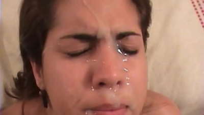 Krásná latinskoamerická brunetka má drsný sex